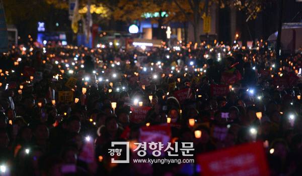 ‘박근혜 퇴진 4차 범국민행동’에 참여한 시민들이 19일 박근혜 대통령 퇴진을 외치며 서울 광화문광장을 출발해 행진을 펼치고 있다. 정지윤기자