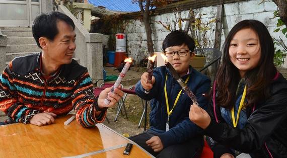 우승엽 소장과 함께 바람이 불어도 쉽게 꺼지지 않는 촛불을 만들어 본 양기헌(가운데)·이수민 학생기자.