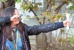 이수민 학생기자가 직접 만든 새총을 시험하는 모습.