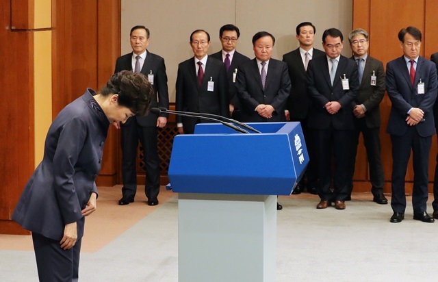 그는 왜 7시간의 행적을 숨기는 것일까. 박근혜 대통령이 10월25일 청와대에서 ‘연설문 유출’ 의혹에 대국민 사과를 한 뒤 인사하고 있다. 청와대사진기자단