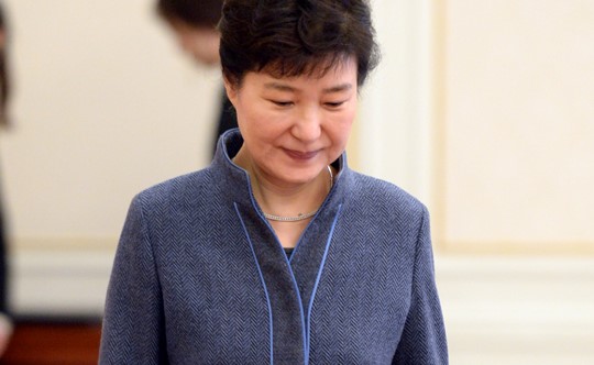박근혜 대통령이 18일 오후 청와대 인왕실에 대사 신임장 수여를 위해 입장하고 있다. 사진=뉴시스