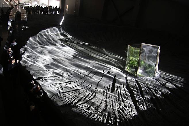 PSA 안의 대형 설치 전시 작품.