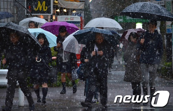 24일 눈 오는 일본 도쿄의 출근길. © AFP=뉴스1