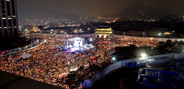 박근혜 대통령의 퇴진을 요구하는 5차 촛불집회가 26일 오후 서울 종로구 광화문광장 일대에서 열린 가운데, 수많은 집회 참가자들이 대통령의 퇴진을 외치며 촛불을 밝히고 있다. 사진공동취재단