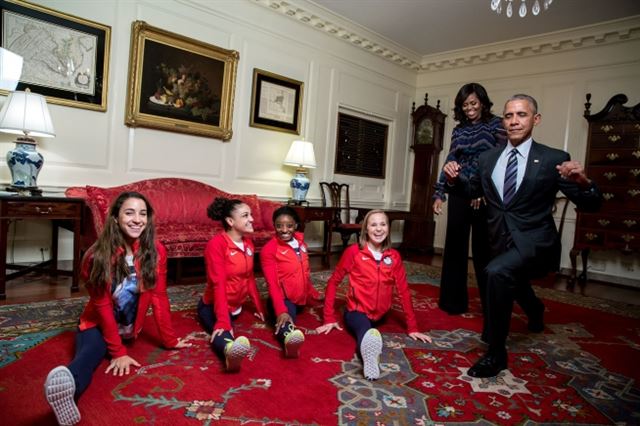 지난 9월 올림픽 체조 선수들을 백악관으로 초청한 오바마 미국 대통령이 선수들 앞에서 익살스런 모습으로 ‘다리 찢기’를 해 보이고 있다. 백악관 홈페이지
