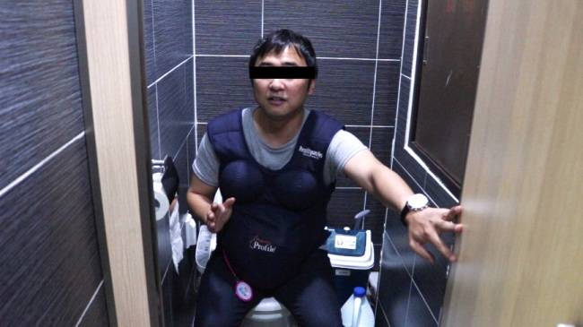 결정적인 순간, 힘을 주지 못하는 고통을. 1주일동안 화장실에서 느껴야했다.사진은 인권 보호 차원에서 모자이크 처리를 했다.