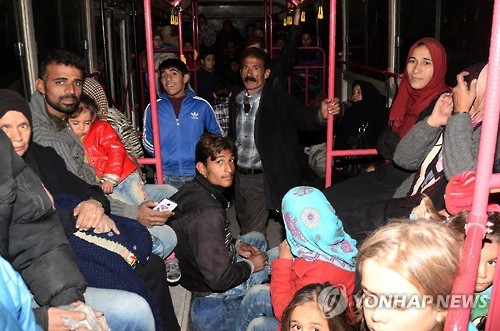 시리아군이 제공한 버스로 피난길에 오른 알레포 동부 주민들 [AFP=연합뉴스]