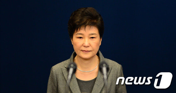 박근혜 대통령이 대국민담화 발표를 위해 지난해 11월29일 오후 청와대 춘추관으로 들어서고 있다./뉴스1 © News1 이광호 기자