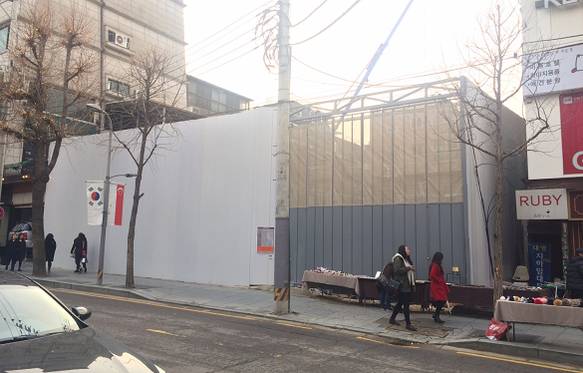 서울 강남구 신사동 가로수길에 들어설 예정인 애플스토어 공사 현장의 모습 / 전준범 기자