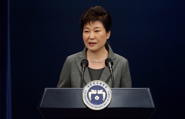박근혜 대통령이 29일 오후 청와대 브리핑룸에서 3차 대국민 담화를 발표하고 있다. 청와대사진기자단