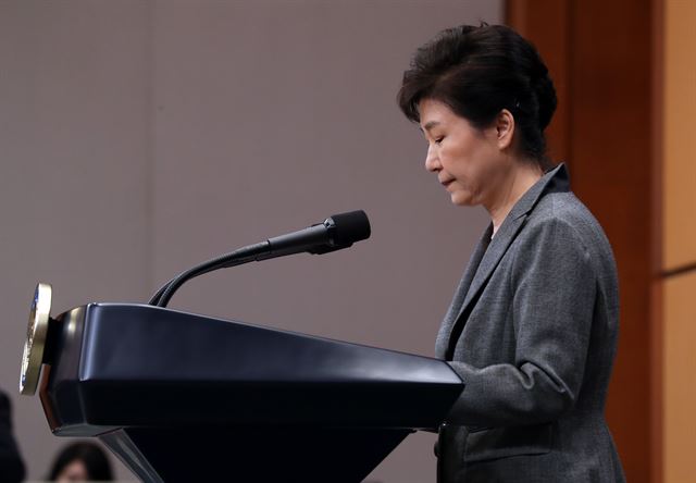 박근혜 대통령이 지난달 29일 청와대에서 3차 대국민담화를 발표하고 있다. 고영권 기자
