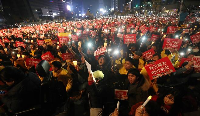 11월19일 오후 서울 광화문광장에서 시민들이 박근혜 퇴진을 외치고 있다. 김경호 선임기자 jijae@hani.co.kr