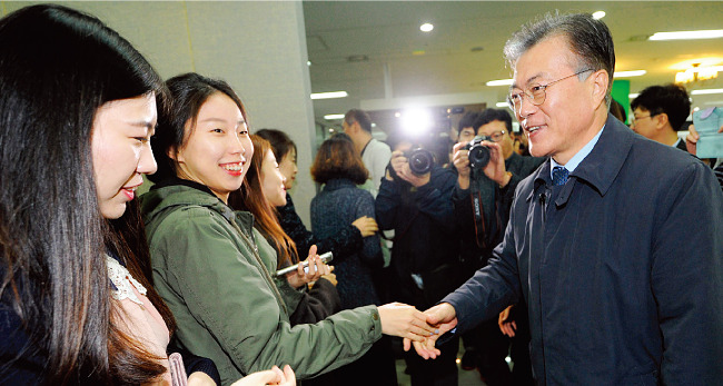 더불어민주당 문재인 전 대표(오른쪽)가 11월 21일 박근혜 대통령의 정치적 텃밭인 대구를 찾아 경북대 학생들과 악수하고 있다. [뉴스1]