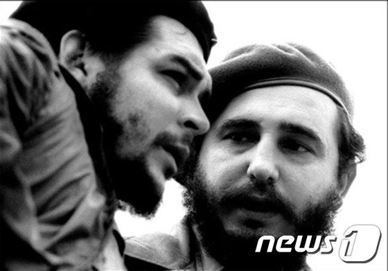 1960년대 촬영된 사진이다. 피델 카스트로 당시 쿠바 총리(오른쪽)가 에르네스토 체 게바라와 대화를 나누고 있다. © AFP=뉴스1
