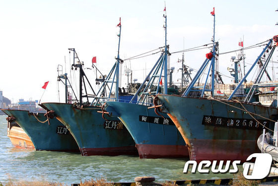 검거된 중국어선들이 해경 전용부두에 묶여 있다.(서해해양경비안전본부 제공) 2016.12.1/뉴스1 © News1 김명섭 기자