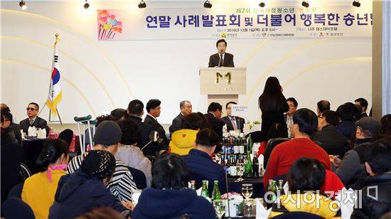 장애가정 청소년 멘토링사업 연말사례 발표회 및 송년한마당 행사가 1일 오후 나주 엠스테이호텔에서 열린 가운데 이낙연 전남지사가 인사말하고 있다. 사진제공=전남도