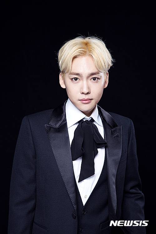 【서울=뉴시스】'위너' 김진우가 현대무용 무대에서 드넓고 막막하며 황량한 사막을 들여다본다. 국립현대무용단 '어린왕자(12월 9~11일 예술의전당 CJ토월극장·안무 안애순 예술감독)에서 타이틀롤을 맡는다.(사진=YG엔터테인먼트)