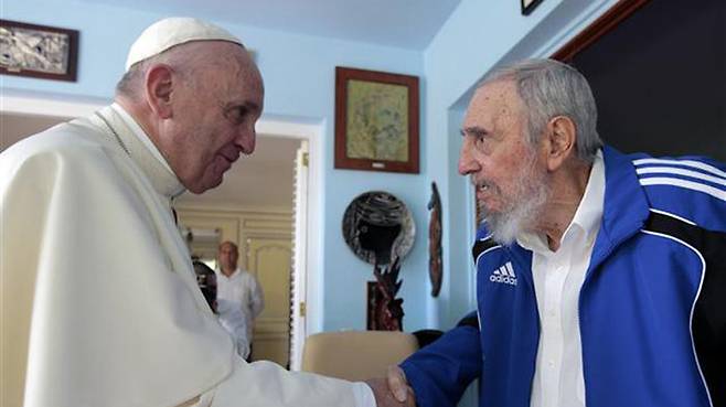 2015년 프란치스코 교황과 만나는 카스트로 (사진=AP)