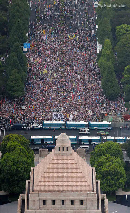 지난해 12만 명 참여 일본 안보법 반대 국회 집회(아사히신문)