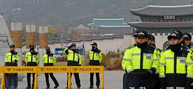 경찰이 광화문 광장에서 경계근무를 하고 있다. 김정효 기자 hyopd@hani.co.kr