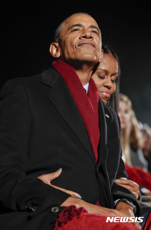 【워싱턴=AP/뉴시스】버락 오바마 미국 대통령과 부인 미셸여사가 1일(현지시간) 워싱턴 백악관 인근에서 임기 마지막 크리스마스 트리 점등 행사에 참석하고 있다. 2016.12.02