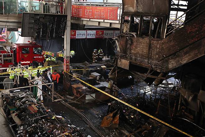 11월 30일 오전 대구 서문시장에서 화재가 발생해 1000억원대 재산피해가 발생했다. © 연합뉴스