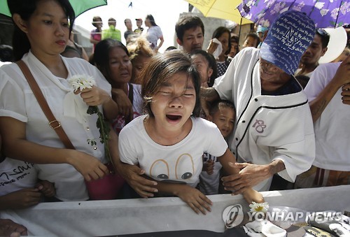 필리핀에서 경찰에 사살된 마약용의자 가족이 장례를 치르며 울고 있다.[AP=연합뉴스 자료사진]