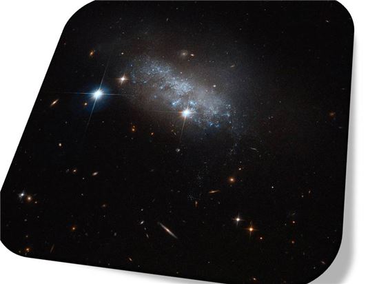 ▲뷸규치적 은하인 IC 3583은 주변의 다른 은하와 상호작용하는 것으로 분석됐다.[사진제공=NASA]