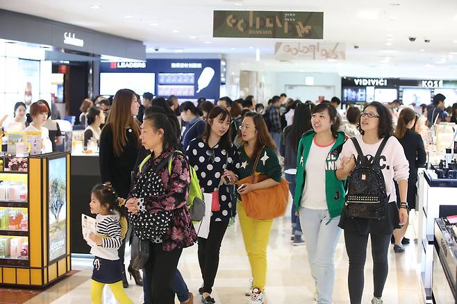서울 중구 한 백화점 면세점 매장을 중국인 관광객들이 둘러보고 있다.  김태형 기자 xogud555@hani.co.kr