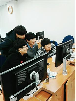 중고생들이 해킹 단체전에 임하고 있다.한국인터넷진흥원(KISA) 제공