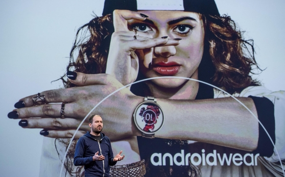 지난해 5월 샌프란시스코에서 열린 구글 I/O 개발자 컨퍼런스에서 데이비드 싱글턴 안드로이드 웨어 수석이 안드로이드 웨어를 소개하고 있다. / 블룸버그 제공