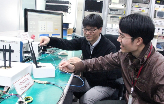 지난달 29일 LG전자 서초 R&D 캠퍼스에서 LG전자 연구원과 연세대학교 연구원이 광대역 다중안테나(MIMO) 기반 FDR 통신기술을 시연하고 있다. / LG전자 제공