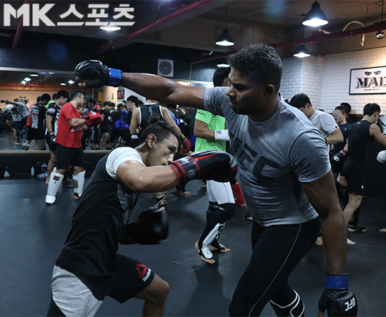 초대 TFC 라이트급 챔피언 김동현B(왼쪽)가 UFC 헤비급 타이틀전 경력자 알리스타 오브레임(오른쪽)과 훈련하고 있다. 사진(팀매드 해운대)=강대호 기자
