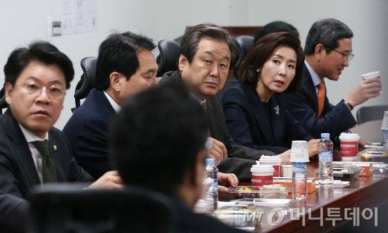 김무성 새누리당 전 대표, 나경원 의원 등 비주류 의원들이 1일 서울 여의도 국회 의원회관에서 열린 비상시국위원회에서 대화를 나누고 있다. 2016.12.1/사진=뉴스1