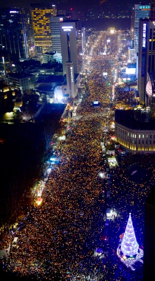 3일 오후 서울 도심 일대에 박근혜 대통령 즉각 퇴진을 요구하는 시위대가 가득 찼다. 주최측 추산 서울에서만 170만명(전국 232만명)이 시위에 참여했다. /사진=뉴스1