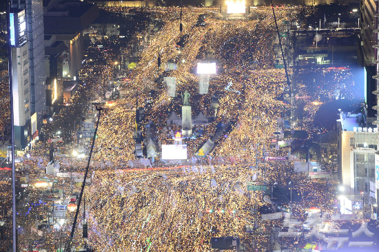 3일 오후 박근혜 대통령의 하야를 요구하는 제6차 민중총궐기 대회가 서울 광화문 일대에서 열린 가운데 시민들이 행진을 하고 있다. (사진=사진공동취재단)