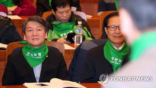 안철수, 국민포럼 창립식 및 비상시국강연 (서울=연합뉴스) 배재만 기자 = 국민의당 안철수 전 대표가 4일 오후 국회 헌정기념관에서 열린 국민포럼 창립식 및 비상시국강연에서 정동영 의원의 축사를 듣고 있다. scoop@yna.co.kr