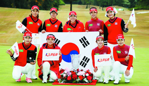 한국 여자골프 대표팀이 4일 일본 아이치현 미요시 컨트리클럽에서 열린 ‘더 퀸즈 presented by 코와’에서 우승을 차지한 뒤 태극기를 펼쳐 들고 기념촬영하고 있다.  KLPGA 제공