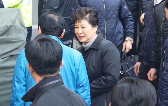 박근혜 대통령이 1일 대형 화재로 큰 피해를 입은 대구 서문시장을 방문해 김영오 서문시장 상인회장과 함께 피해현장을 둘러보고 있다. 뉴시스