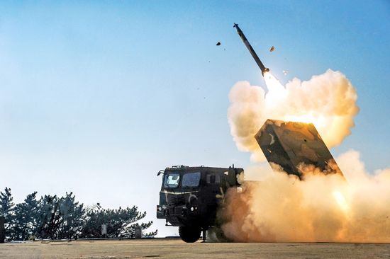 육군은 230㎜급 다연장로켓 `천무`의 실사격 모습을 지난 2월 5일 공개했다. [사진 육군제공]