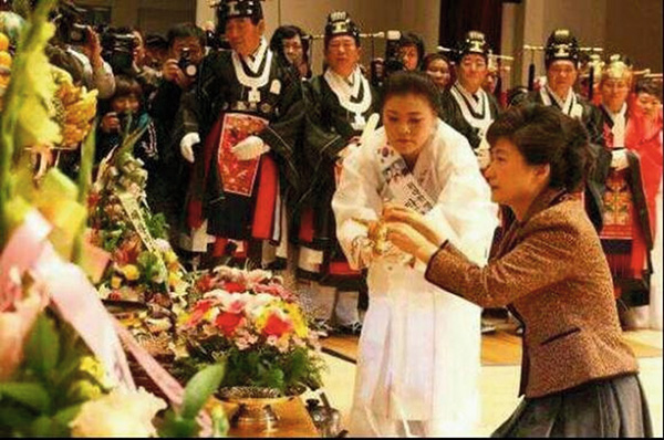 2009년 92회 박정희 탄신제에서 술을 올리는 박근혜 대통령.