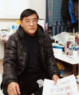 세월호 미수습자 권재근 씨의 형 권오복 씨가 동생 가족이  있던 선실 도면을 들어 보이고 있다. [이상윤 기자]