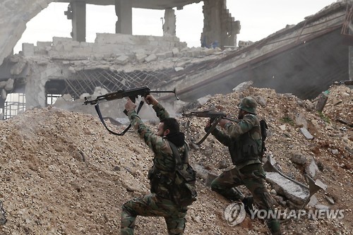5일(현지시간) 시리아 정부군 병사가 알레포 동부 라무세 전선에서 반군을 향해 총을 발사하는 모습.