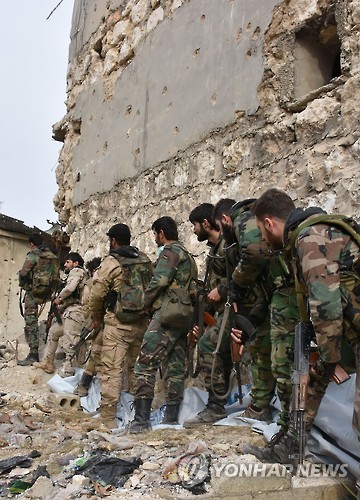 시리아 정부군이 5일 알레포 남동부의 샤르 구역을 정찰하고 있다. [AFP=연합뉴스]