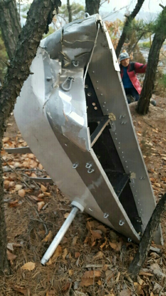 지난 7일 오후 수락산에서 발견된 무인 비행선 잔해 [사진 의정부소방서]