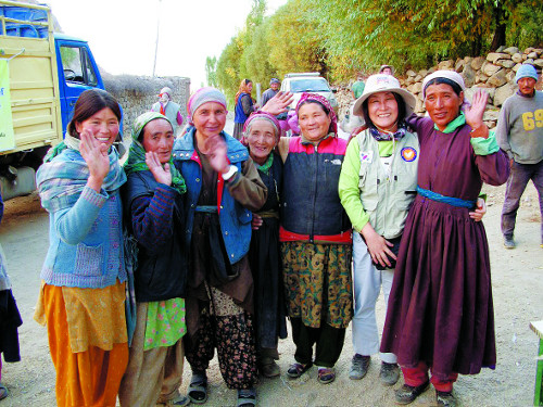 2010년 9월 홍수피해를 입은 라다크 지역주민들과 함께 한 배정희 선교사(오른쪽 두번째).