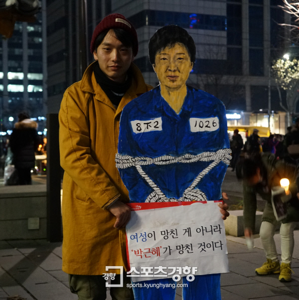 11월 26일 민중총궐기 집회에 참여한 최황 씨. 사진|윤진근 yoon@kyunghyang.com