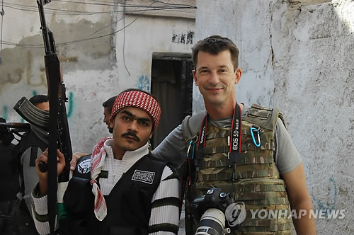 2012년 11월 영국 프리랜서 사진기자 존 캔틀리가 '자유시리아군'(FSA) 계열 시리아반군 조직원과 사진을 찍고 있다. [AP=연합뉴스]