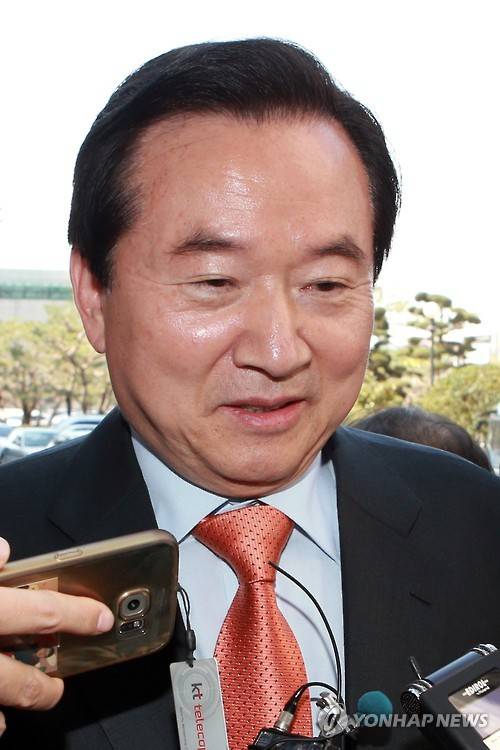 (광주=연합뉴스) 정회성 기자 = 불법 선거운동을 한 혐의를 받은 강운태 전 광주시장이 구속 전 피의자심문에 출석하기 위해 광주지방법원에 들어서고 있다. 2016.3.22 hs@yna.co.kr (끝)