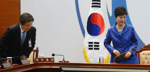 박근혜 대통령과 황교안 국무총리(왼쪽)가 9일 국회에서 대통령 탄핵소추안이 가결된 직후 청와대에서 열린 국무위원 간담회에 참석하고 있다.  청와대사진기자단
